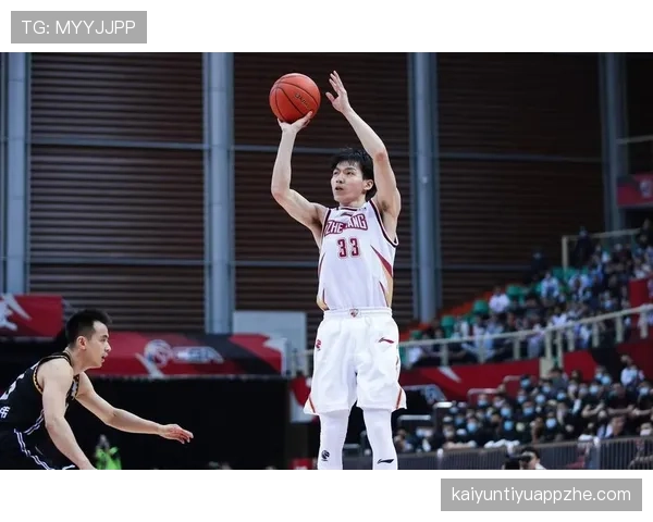 裁判哨音在判罚中的作用：不同哨声示意停止与重启